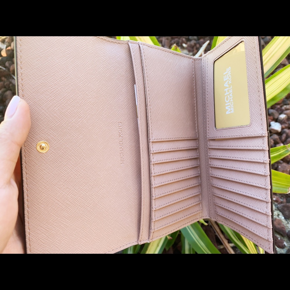 Gaby’sBags-NWT Michael Kors Tote&Wallet SET - Picture 5 of 6